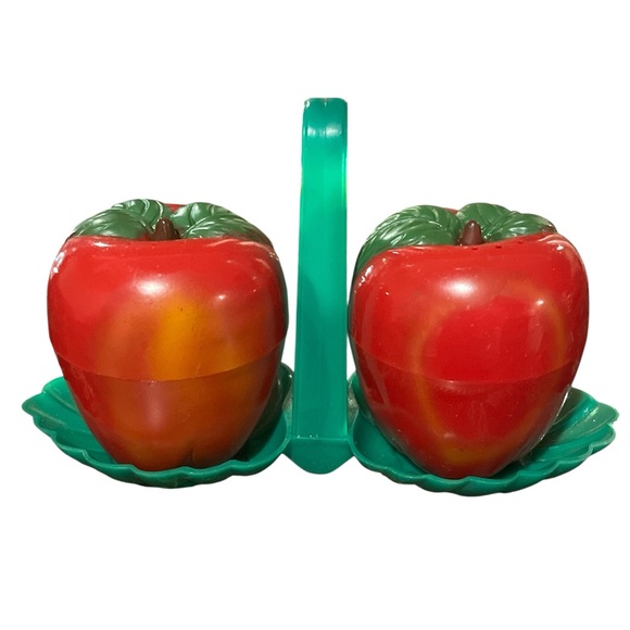 1950’s Apple 🍎 salt and pepper shakers made in the USA - Picture 2 of 11